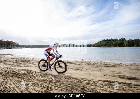 Heerde, Paesi Bassi. 25 ottobre 2025. L'olandese Leonie Bentveld fotografata in azione durante la gara femminile d'élite della Croce esatta, terza tappa (su 7) nella gara ciclocross Exact Cross, a Heerde, sabato 25 ottobre 2025. BELGA FOTO DAVID PINTENS credito: Belga News Agency/Alamy Live News Foto Stock