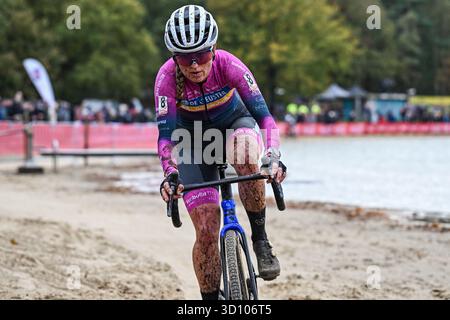 Heerde, Paesi Bassi. 25 ottobre 2025. L'olandese Denise Betsema in azione durante la gara femminile d'élite della Exact Cross, terza tappa (su 7) nella gara di ciclocross Exact Cross, a Heerde, sabato 25 ottobre 2025. BELGA FOTO DAVID PINTENS credito: Belga News Agency/Alamy Live News Foto Stock