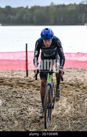 Heerde, Paesi Bassi. 25 ottobre 2025. L'olandese PIM Ronhaar raffigurato in azione durante la gara maschile d'élite della Croce esatta, tappa 3 (su 7) nella gara ciclocross Exact Cross, a Heerde, sabato 25 ottobre 2025. BELGA FOTO DAVID PINTENS credito: Belga News Agency/Alamy Live News Foto Stock