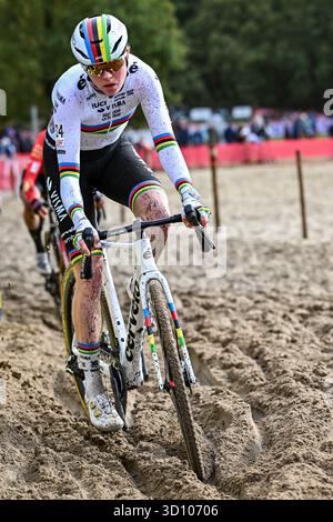 Heerde, Paesi Bassi. 25 ottobre 2025. L'olandese Fem Van Empel raffigurato in azione durante la gara femminile d'élite della Croce esatta, tappa 3 (su 7) nella gara ciclocross Exact Cross, a Heerde, sabato 25 ottobre 2025. BELGA FOTO DAVID PINTENS credito: Belga News Agency/Alamy Live News Foto Stock