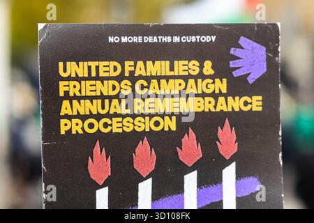 Londra, Regno Unito. 25 ottobre 2025. Famiglie, amici e attivisti si sono riuniti a Whitehall per la United Families & Friends Campaign (UFFC) Annual Remembrance Procession, chiedendo la fine delle morti nella polizia e in prigione. I partecipanti hanno marciato da Trafalgar Square a Downing Street, tenendo in mano fotografie dei propri cari e striscioni che chiedevano responsabilità e giustizia. Crediti: Sinai Images/Alamy Live News Foto Stock