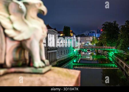 Vista serale dallo storico Ponte del Drago che attraversa il fiume Lubiana del centro storico illuminato di Lubiana, in Slovenia, in estate. Foto Stock