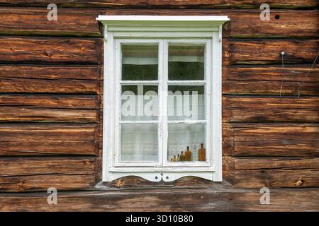 Vecchia finestra in legno con bottiglie di vetro, Finlandia Foto Stock