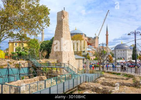 Million Stone, un indicatore di miglio bizantino che segna il punto di partenza delle antiche strade di Costantinopoli, con la Hagia Sophia alle spalle a Istanbul in Turchia. Foto Stock