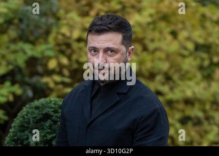 Londra, Inghilterra, Regno Unito. 24 ottobre 2025. Il presidente ucraino VOLODYMYR ZELENSKYY arriva al 10 di Downing Street a Londra, Regno Unito, per colloqui con il primo ministro Starmer e altri leader europei. (Credit Image: © Thomas Krych/ZUMA Press Wire) SOLO PER USO EDITORIALE! Non per USO commerciale! Foto Stock