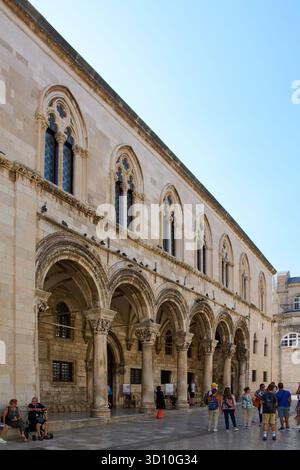 Dubrovnik. Croazia - 25 ottobre 2025: I turisti si riuniscono fuori dal Palazzo del Rettore nella città vecchia di Dubrovnik, Croazia. Un famoso gotico-rinascimentale Foto Stock