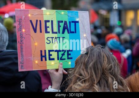 Nürnberg ist bunt - Demonstration gegen Rechtsextremismus der Allianz gegen Rechtsextremismus in Nürnberg, Nürnberg, 25.10.2025 Eine Demonstrantin hält ein buntes Schild mit der Aufschrift Vielfalt statt Hetze in Die Höhe. Die Aufnahme entstand bei einer Kundgebung der Allianz gegen Rechtsextremismus in Nürnberg, gerichtet gegen Rechtspopulismus, Die AfD und migrationsfeindliche Rhetorik von Bundeskanzler Friedrich Merz CDU. Nürnberg Bayern Deutschland *** Norimberga è una dimostrazione colorata contro l'estremismo di destra dell'Alleanza contro l'estremismo di destra a Norimberga, Norimberga, 25 1 Foto Stock