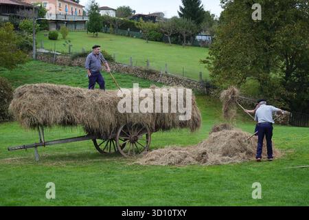 Oviedo, Spagna. 25 ottobre 2025. Il re spagnolo Felipe vi e la regina Letizia con la principessa delle Asturie Leonor de Borbon durante una visita a Valdesoto siero come vincitore del 36° premio annuale del Villaggio esemplare delle Asturie, Spagna, sabato 25 ottobre 202 crediti: CORDON PRESS/Alamy Live News Foto Stock