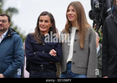 Oviedo, Spagna. 25 ottobre 2025. Il re spagnolo Felipe vi e la regina Letizia con la principessa delle Asturie Leonor de Borbon durante una visita a Valdesoto siero come vincitore del 36° premio annuale del Villaggio esemplare delle Asturie, Spagna, sabato 25 ottobre 202 crediti: CORDON PRESS/Alamy Live News Foto Stock