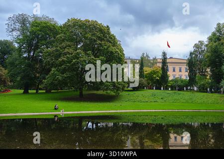Oslo, Norvegia - 8 settembre 2025: Slottsparken Oslo, vista del lago nel parco del Palazzo reale (Slottsparken) nel centro di Oslo Foto Stock
