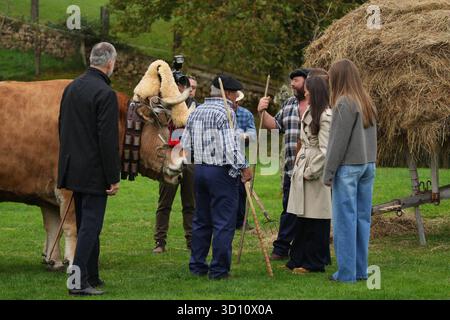 Oviedo, Spagna. 25 ottobre 2025. Il re spagnolo Felipe vi e la regina Letizia con la principessa delle Asturie Leonor de Borbon durante una visita a Valdesoto siero come vincitore del 36° premio annuale del Villaggio esemplare delle Asturie, Spagna, sabato 25 ottobre 202 crediti: CORDON PRESS/Alamy Live News Foto Stock