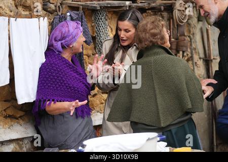Oviedo, Spagna. 25 ottobre 2025. Il re spagnolo Felipe vi e la regina Letizia con la principessa delle Asturie Leonor de Borbon durante una visita a Valdesoto siero come vincitore del 36° premio annuale del Villaggio esemplare delle Asturie, Spagna, sabato 25 ottobre 202 crediti: CORDON PRESS/Alamy Live News Foto Stock
