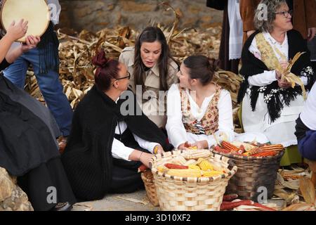 Oviedo, Spagna. 25 ottobre 2025. Il re spagnolo Felipe vi e la regina Letizia con la principessa delle Asturie Leonor de Borbon durante una visita a Valdesoto siero come vincitore del 36° premio annuale del Villaggio esemplare delle Asturie, Spagna, sabato 25 ottobre 202 crediti: CORDON PRESS/Alamy Live News Foto Stock