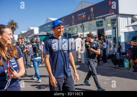 Cdmx, Messico. 23 ottobre 2025. Alexander Albon della Thailandia e Williams Racing cammina sul paddock durante le anteprime davanti al Gran Premio di Formula 1 di città del Messico a Autódromo Hermanos Rodríguez il 23 ottobre 2025 a città del Messico, Messico. (Foto di Ben Adams/Sipa USA) credito: SIPA USA/Alamy Live News Foto Stock