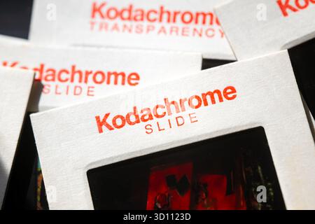 Trasparenza diapositiva Kodachrome | STATI UNITI — Una pila di montature per diapositive Kodachrome, con le scritte rosse e le cornici di cartone bianco visibili in primo piano, conserva un formato di pellicola introdotto da Eastman Kodak nel 1935. Il processo di inversione a colori multistrato conferiva a Kodachrome una stabilità di archiviazione e una fedeltà del colore eccezionali, rendendolo un preferito di fotografi professionisti e amatoriali prima che la produzione cessasse nel 2009. Foto Stock