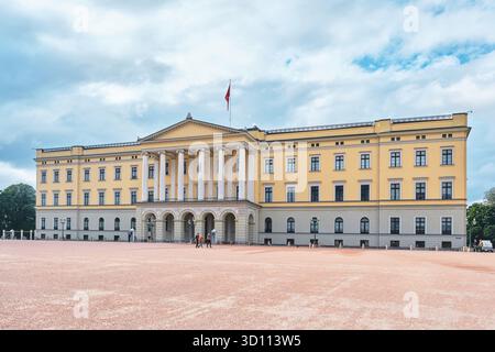 Oslo, Norvegia - 8 settembre 2025: Il Palazzo reale di Oslo, la residenza ufficiale della famiglia reale norvegese Foto Stock