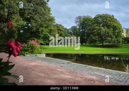 Oslo, Norvegia - 8 settembre 2025: Slottsparken Oslo, vista del lago nel parco del Palazzo reale (Slottsparken) nel centro di Oslo Foto Stock