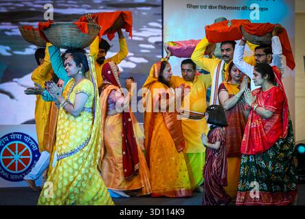 NUOVA DELHI, INDIA - OTTOBRE 25: Insegnanti e studenti che si esibiscono dal vivo durante il programma Sardar150 Unity March organizzato dalla direzione dell'istruzione e dello sport a Sonia Vihar Chhath Ghat, il 25 ottobre 2025 a nuova Delhi, India. Le acque sacre torneranno poi a Delhi per una statua JAL Abhishek di Sardar Patel JIS a Patel Chowk il 31 ottobre 2025. A Sonia Vihar Chhath Ghat. Ispirato dalla leadership del primo ministro Narendra modi, il governo di Delhi ha deciso di celebrare il 150 ° anniversario della nascita dell'uomo di ferro dell'India, Sardar Vallabhbhai Patel, attraverso Foto Stock
