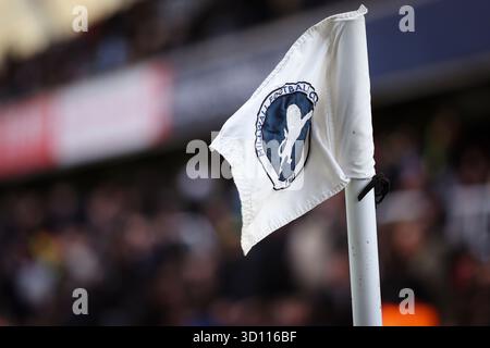The Den, Londra, Regno Unito. 25 ottobre 2025. Una bandiera d'angolo del Millwall durante il match del Campionato Sky Bet tra Millwall e Leicester City al Den, Londra, sabato 25 ottobre 2025. (Foto: Tom West | mi News) crediti: MI News & Sport /Alamy Live News Foto Stock