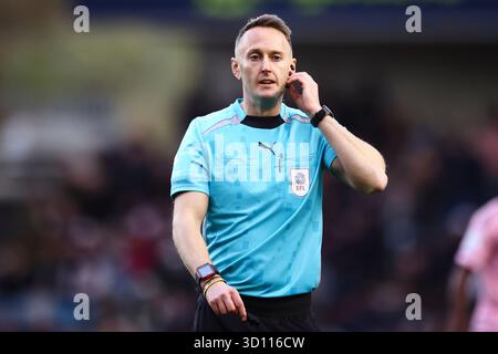 The Den, Londra, Regno Unito. 25 ottobre 2025. L'arbitro James Bell durante il match per lo Sky Bet Championship tra Millwall e Leicester City al Den di Londra, sabato 25 ottobre 2025. (Foto: Tom West | mi News) crediti: MI News & Sport /Alamy Live News Foto Stock