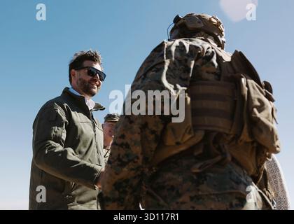 Oceanside, Stati Uniti. 18 ottobre 2025. Il vicepresidente degli Stati Uniti JD Vance, a sinistra, parla con un Marine durante il 250° anniversario del corpo dei Marines Amphibious Capabilities Demonstration, al Marine Corps base Camp Pendleton, 18 ottobre 2025 a Oceanside, California. Credito: Sergente Joseph Helms/US Marines Photo/Alamy Live News Foto Stock