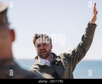 Oceanside, Stati Uniti. 18 ottobre 2025. Il vicepresidente degli Stati Uniti JD Vance assiste a un sorvolo durante il 250° anniversario del corpo dei Marines Amphibious Capabilities Demonstration, al Marine Corps base Camp Pendleton, 18 ottobre 2025 a Oceanside, California. Credito: Sergente Joseph Helms/US Marines Photo/Alamy Live News Foto Stock