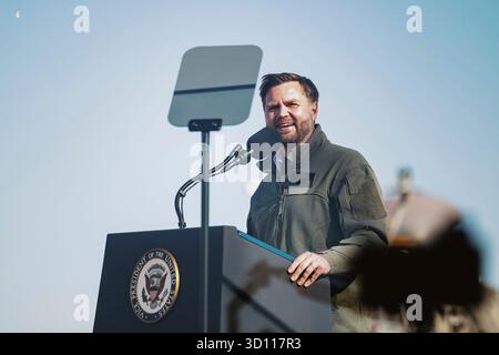 Oceanside, Stati Uniti. 18 ottobre 2025. Il Vice Presidente degli Stati Uniti JD Vance fa osservazioni al pubblico dei Marines durante il 250 ° anniversario del corpo dei Marines Amphibious Capabilities Demonstration Beach Bash, presso la base dei Marines Camp Pendleton, 18 ottobre 2025 a Oceanside, California. Credito: Sergente Joseph Helms/US Marines Photo/Alamy Live News Foto Stock