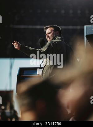 Oceanside, Stati Uniti. 18 ottobre 2025. Il Vice Presidente degli Stati Uniti JD Vance fa osservazioni al pubblico dei Marines durante il 250 ° anniversario del corpo dei Marines Amphibious Capabilities Demonstration Beach Bash, presso la base dei Marines Camp Pendleton, 18 ottobre 2025 a Oceanside, California. Credito: Sergente Joseph Helms/US Marines Photo/Alamy Live News Foto Stock