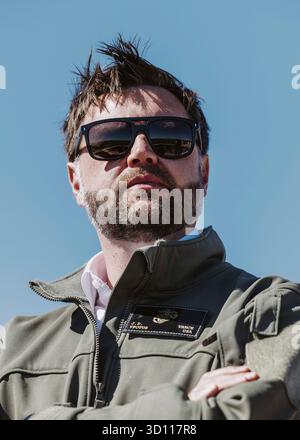 Oceanside, Stati Uniti. 18 ottobre 2025. Il vicepresidente degli Stati Uniti JD Vance guarda il 250° anniversario del corpo dei Marines Amphibious Capabilities Demonstration, al Marine Corps base Camp Pendleton, 18 ottobre 2025 a Oceanside, California. Credito: Sergente Joseph Helms/US Marines Photo/Alamy Live News Foto Stock