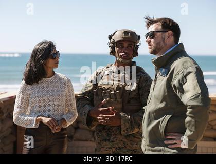 Oceanside, Stati Uniti. 18 ottobre 2025. Il vicepresidente degli Stati Uniti JD Vance, destro, e la seconda Lady Usha Vance, sinistra, sono istruiti dalla USMC Cpl. Keyshawn Hermann, centro, durante il 250 ° anniversario del corpo dei Marines Amphibious Capabilities Demonstration, al Marine Corps base Camp Pendleton, 18 ottobre 2025 a Oceanside, California. Credito: Sergente Joseph Helms/US Marines Photo/Alamy Live News Foto Stock