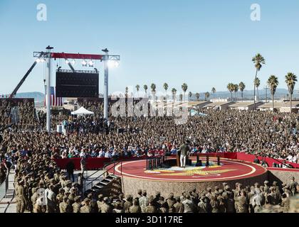 Oceanside, Stati Uniti. 18 ottobre 2025. Il Vice Presidente degli Stati Uniti JD Vance fa osservazioni al pubblico dei Marines durante il 250 ° anniversario del corpo dei Marines Amphibious Capabilities Demonstration Beach Bash, presso la base dei Marines Camp Pendleton, 18 ottobre 2025 a Oceanside, California. Credito: Sergente Joseph Helms/US Marines Photo/Alamy Live News Foto Stock