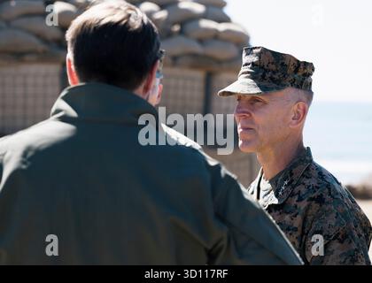 Oceanside, Stati Uniti. 18 ottobre 2025. Il vicepresidente degli Stati Uniti JD Vance, a sinistra, parla con il tenente generale della USMC Christian Wortman, i Marine Expeditionary Force Commanding General, a destra, durante il 250 ° anniversario del corpo dei Marines Amphibious Capabilities Demonstration, al Marine Corps base Camp Pendleton, 18 ottobre 2025 a Oceanside, California. Credito: Sergente Joseph Helms/US Marines Photo/Alamy Live News Foto Stock