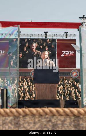 Oceanside, Stati Uniti. 18 ottobre 2025. Il Segretario alla difesa degli Stati Uniti Pete Hegseth fa osservazioni al pubblico dei Marines durante il 250 ° anniversario del corpo dei Marines Amphibious Capabilities Demonstration Beach Bash, al Marine Corps base Camp Pendleton, 18 ottobre 2025 a Oceanside, California. Crediti: Sgt. Shaina Jupiter/US Marines Photo/Alamy Live News Foto Stock