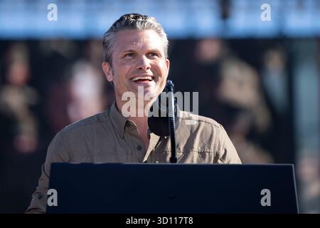 Oceanside, Stati Uniti. 18 ottobre 2025. Il Segretario alla difesa degli Stati Uniti Pete Hegseth fa osservazioni al pubblico dei Marines durante il 250 ° anniversario del corpo dei Marines Amphibious Capabilities Demonstration Beach Bash, al Marine Corps base Camp Pendleton, 18 ottobre 2025 a Oceanside, California. Credito: SSgt. Madelyn Keech/US Marines Photo/Alamy Live News Foto Stock