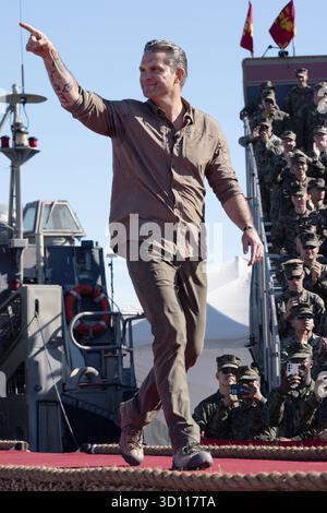 Oceanside, Stati Uniti. 18 ottobre 2025. Il Segretario alla difesa degli Stati Uniti Pete Hegseth sale sul palco per fare osservazioni al pubblico dei Marines durante il 250 ° anniversario del corpo dei Marines Amphibious Capabilities Demonstration Beach Bash, al Marine Corps base Camp Pendleton, 18 ottobre 2025 a Oceanside, California. Credito: Sergente Haley Fourmet Gustavsen/US Marines Photo/Alamy Live News Foto Stock