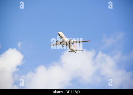SWISS Airlines Airbus A220-300 (HB-JCJ), atterraggio all'aeroporto Schiphol di Amsterdam Foto Stock