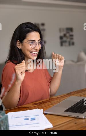 Felice felice felice felice felice giovane donna d'affari latina che celebra il successo professionale Foto Stock