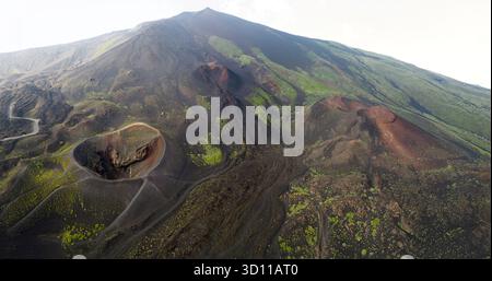 Vista aerea e panoramica dei crateri Silvestri sull'Etna, in Sicilia Foto Stock