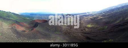 Vista aerea e panoramica dei crateri Silvestri sull'Etna, in Sicilia Foto Stock