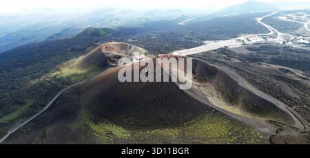 Vista aerea e panoramica dei crateri Silvestri sull'Etna, in Sicilia Foto Stock