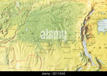Questa mappa di rilievo fisico si concentra sulla Repubblica Democratica del Congo RDC, mostrando le sue regioni montuose e collinari, nonché i terreni pianeggianti della r Foto Stock