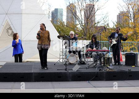 NAZIONI UNITE, NEW YORK - 24 OTTOBRE 2025: Le Nazioni Unite celebrano il suo 80° anniversario in occasione della giornata delle Nazioni Unite, commemorando l'entrata in vigore della carta delle Nazioni Unite nel 1945. L'osservanza annuale sottolinea la missione dell'organizzazione di mantenere la pace, promuovere relazioni amichevoli tra le nazioni e promuovere il progresso sociale e i diritti umani. In tutto il mondo, concerti, eventi culturali e la campagna "Turn the World un Blue" segnano la pietra miliare, celebrando otto decenni di unità e cooperazione tra le nazioni. (Foto: Giada Papini Rampelotto/EuropaNewswire/Sipa USA) Foto Stock