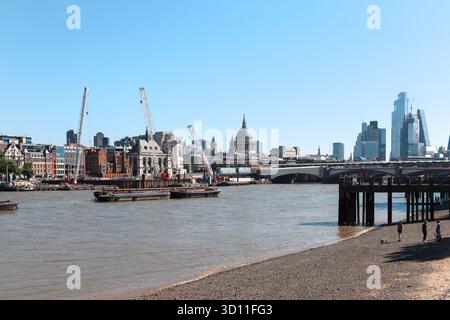 Londra, Regno Unito - 11 agosto 2022: Veduta della riva del Tamigi nel centro di Londra con la Cattedrale di St Paul e i grattacieli della City Foto Stock