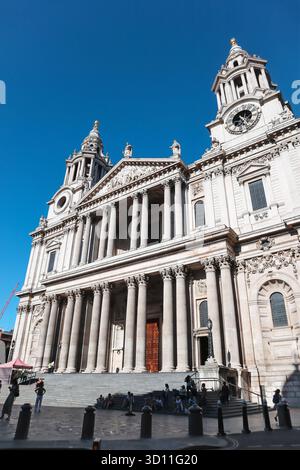 Londra, Regno Unito - 10 agosto 2022: Vista frontale della Cattedrale di St Paul con il suo grande portico, colonne corinzie e torri gemelle sotto un trasparente Foto Stock