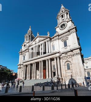 Londra, Regno Unito - 10 agosto 2022: Vista frontale della Cattedrale di St Paul con il suo grande portico, colonne corinzie e torri gemelle sotto un trasparente Foto Stock