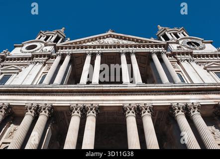 Londra, Regno Unito - 10 agosto 2022: Vista frontale della Cattedrale di St Paul con il suo grande portico, colonne corinzie e torri gemelle sotto un trasparente Foto Stock