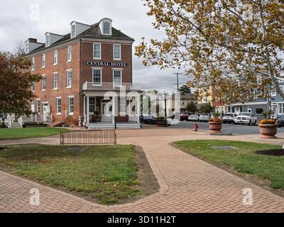 Il Central Hotel, uno storico edificio in mattoni rossi con finiture bianche, sorge accanto ad un parco lastricato in mattoni a Delaware City, Delaware. Foto Stock
