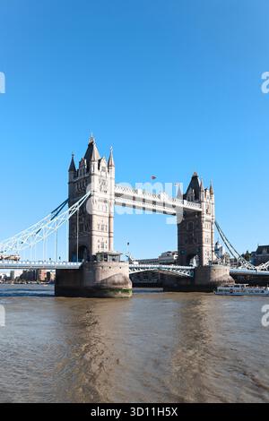 Londra, Inghilterra - 11 agosto 2022: Tower Bridge, iconica sospensione vittoriana e ponte bascule sul Tamigi nel centro di Londra in una limpida giornata estiva Foto Stock