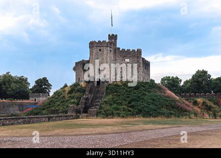 Cardiff, Galles - 15 agosto 2022: Vista del castello di Cardiff con la bandiera gallese in cima Foto Stock