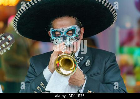 Stockport, Regno Unito. 25 ottobre 2025. Intrattenitori al Merseyday of the Dead, intrattenimento di Halloween in abiti eleganti al Merseyway Shopping Centre e Redrock, Stockport Credit: Adam Edwards/Alamy Live News Foto Stock